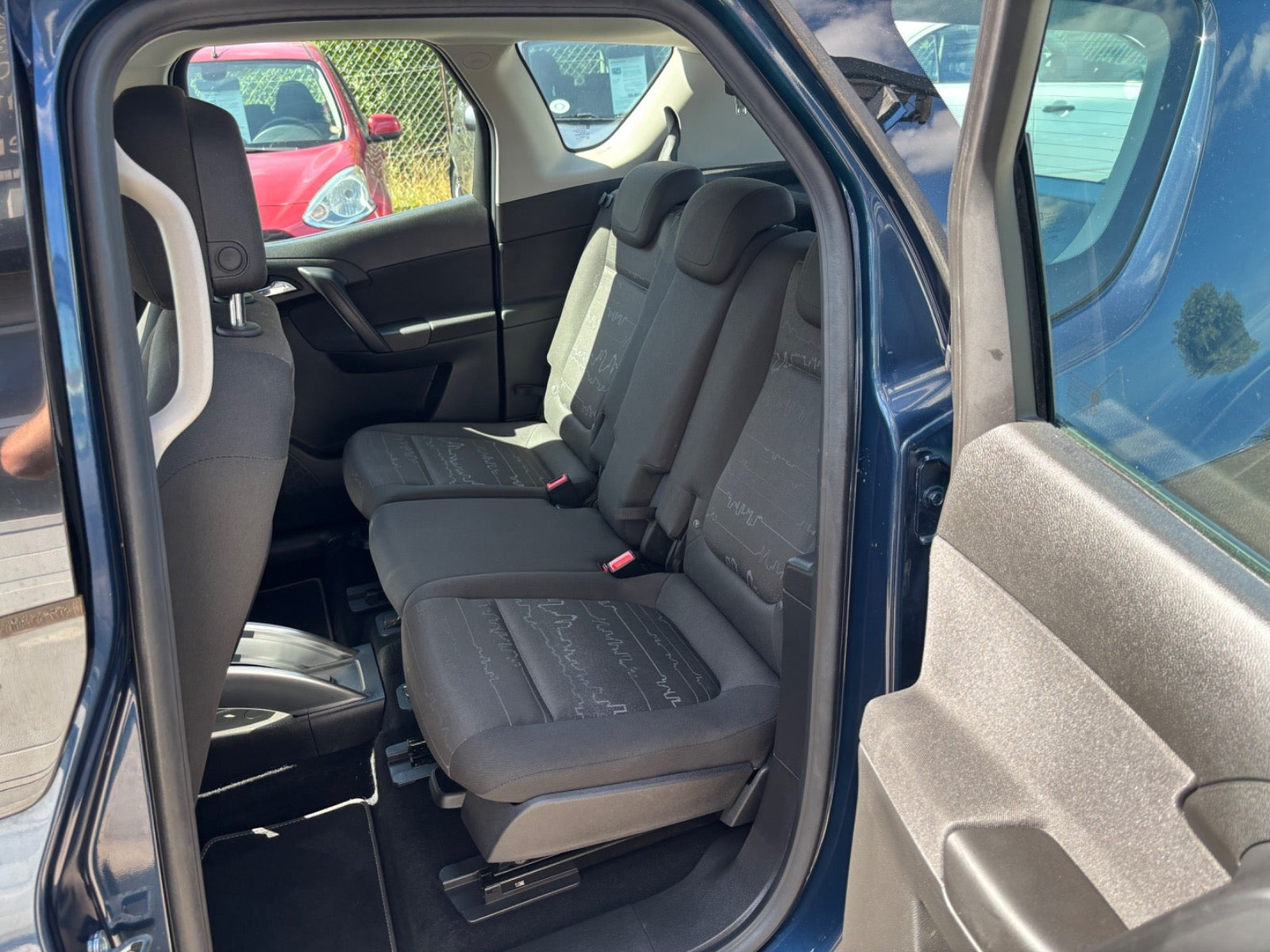 Blå Opel Meriva fra 2011