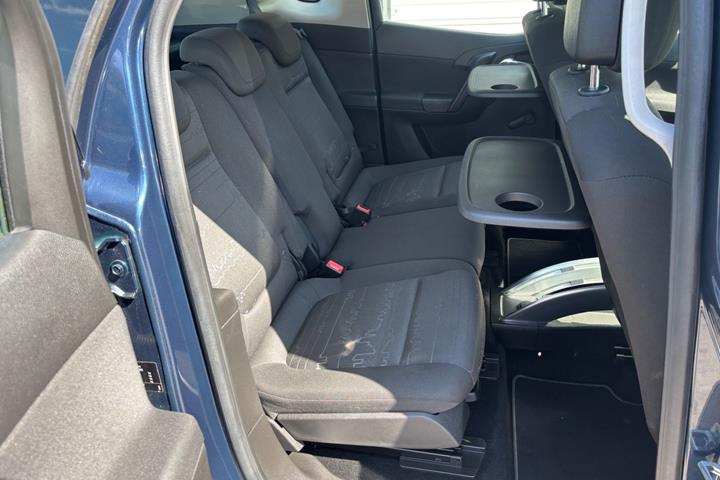 Blå Opel Meriva fra 2011