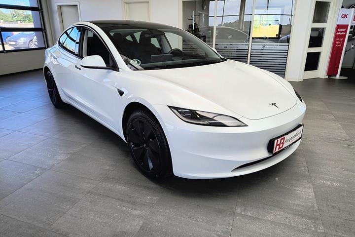 Hvid Tesla Model 3 fra 2024