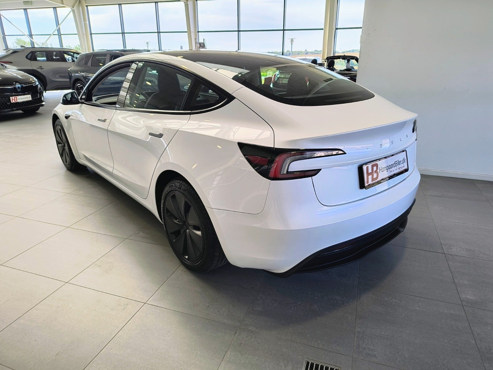 Hvid Tesla Model 3 fra 2024