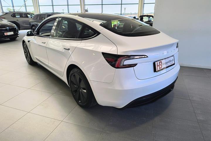 Hvid Tesla Model 3 fra 2024