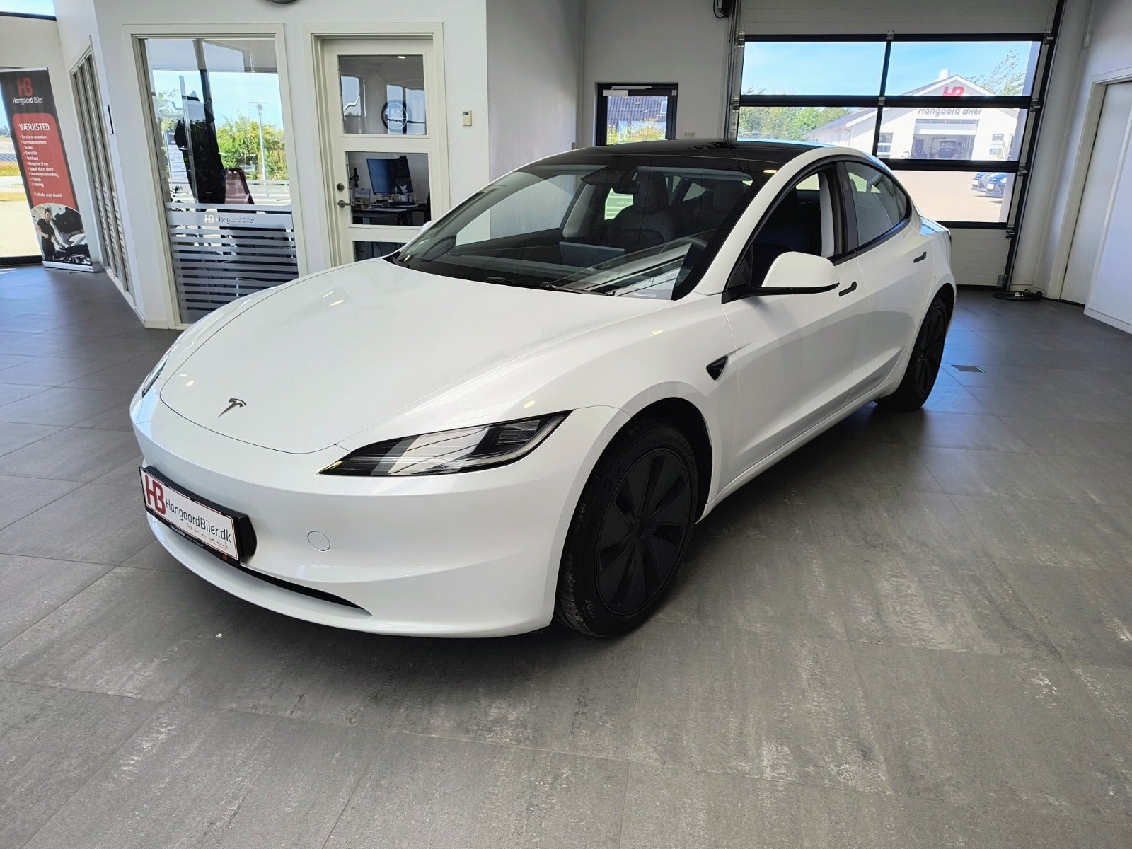 Hvid Tesla Model 3 fra 2024