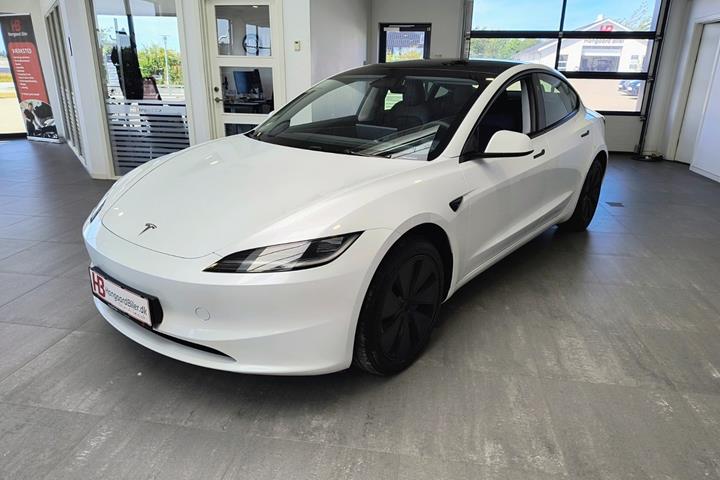 Hvid Tesla Model 3 fra 2024