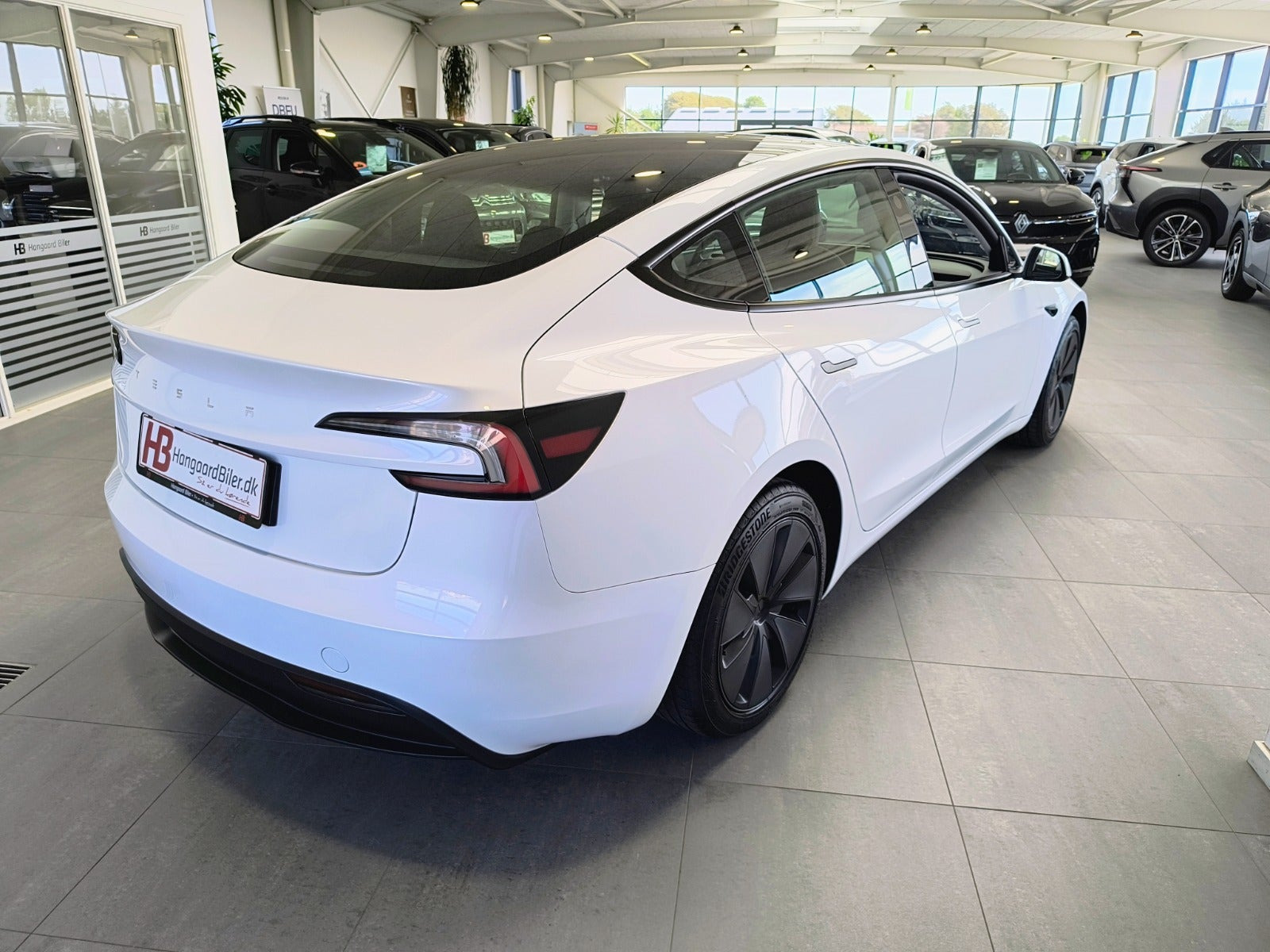 Hvid Tesla Model 3 fra 2024