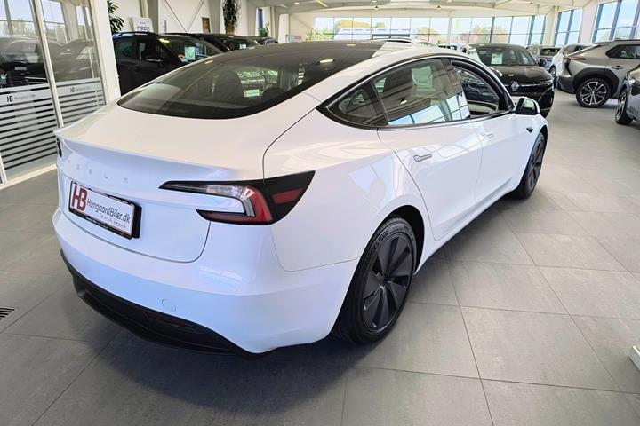 Hvid Tesla Model 3 fra 2024