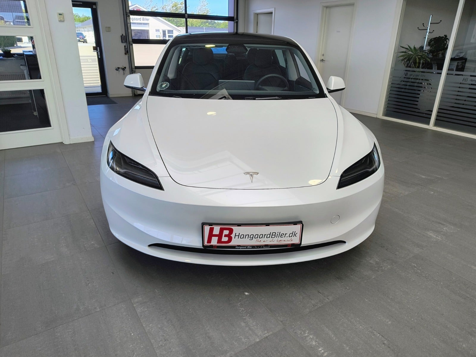 Hvid Tesla Model 3 fra 2024