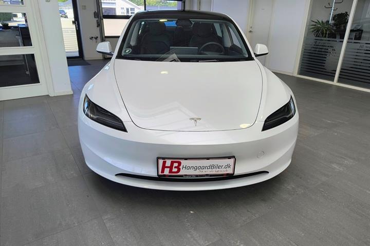 Hvid Tesla Model 3 fra 2024