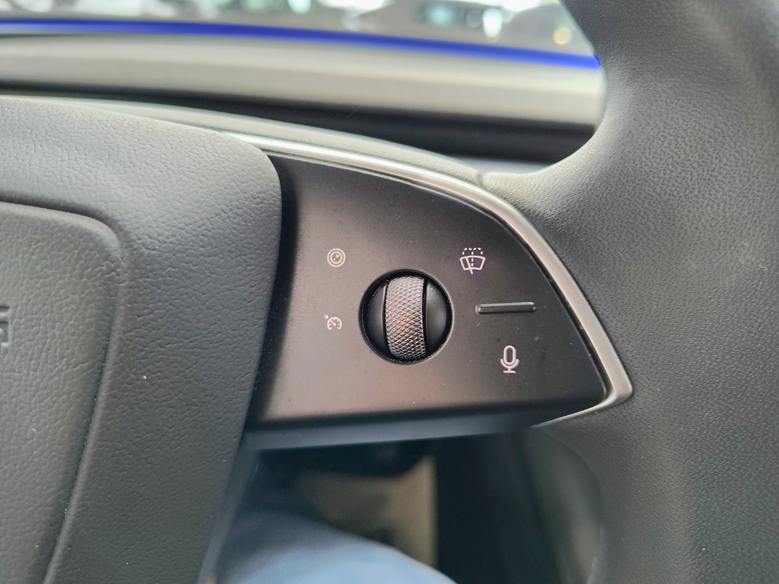 Hvid Tesla Model 3 fra 2024