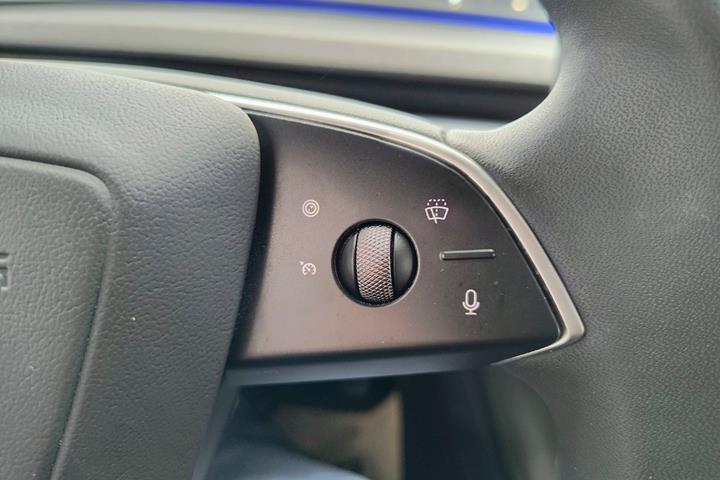 Hvid Tesla Model 3 fra 2024