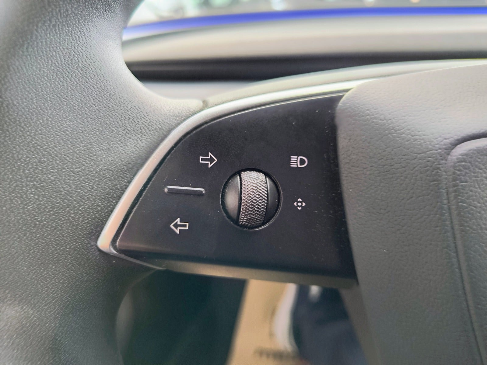 Hvid Tesla Model 3 fra 2024