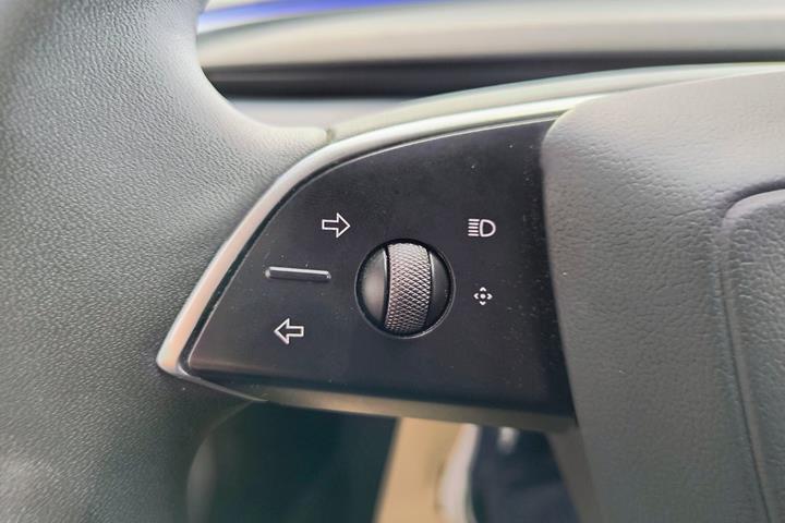 Hvid Tesla Model 3 fra 2024