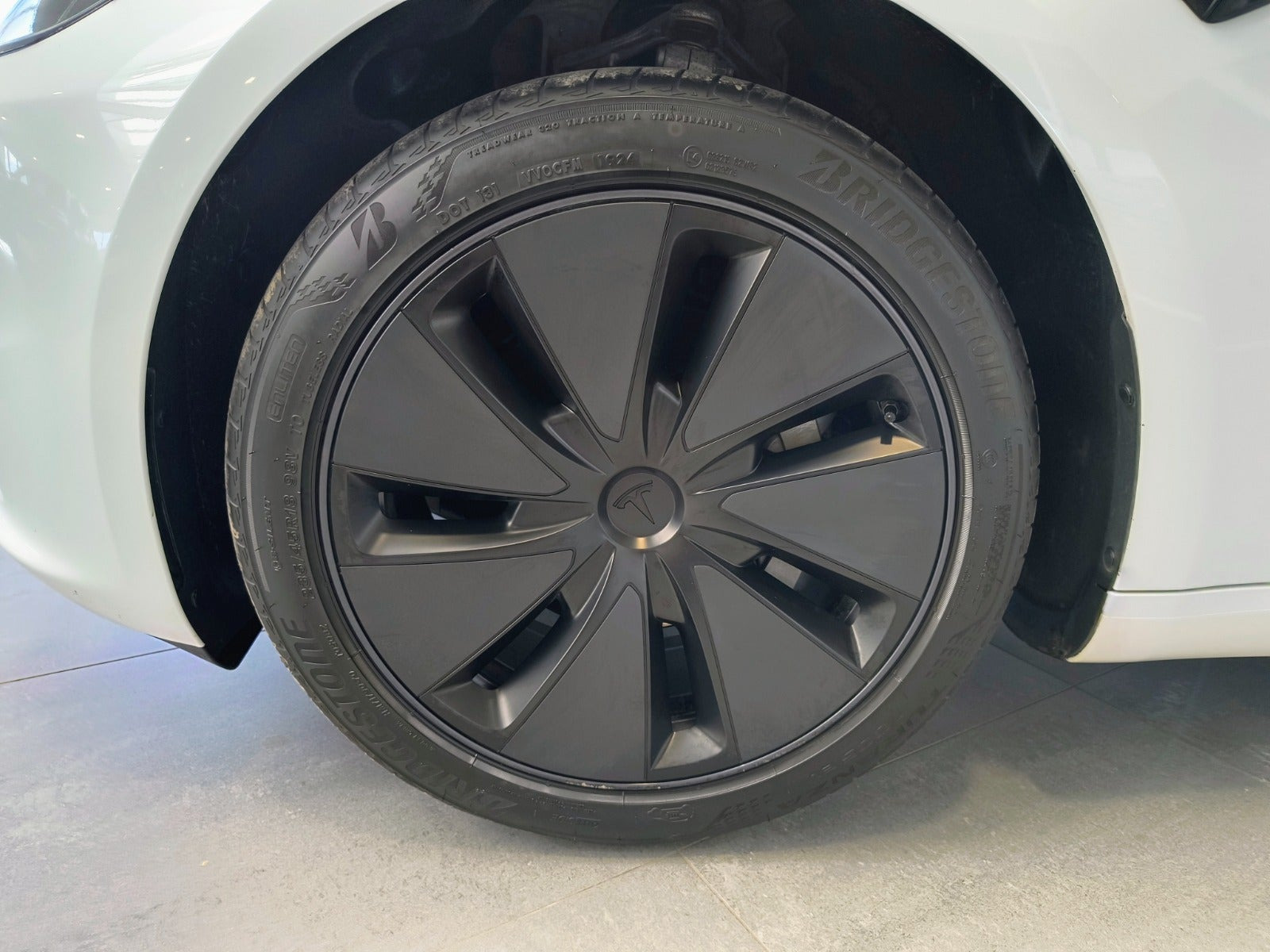 Hvid Tesla Model 3 fra 2024