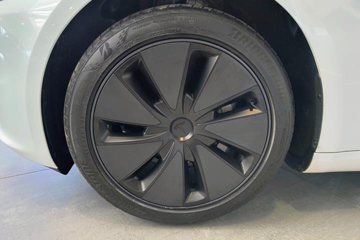 Hvid Tesla Model 3 fra 2024
