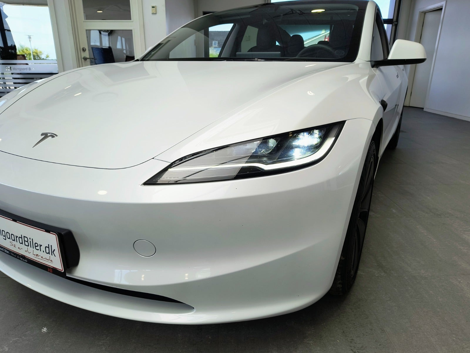 Hvid Tesla Model 3 fra 2024
