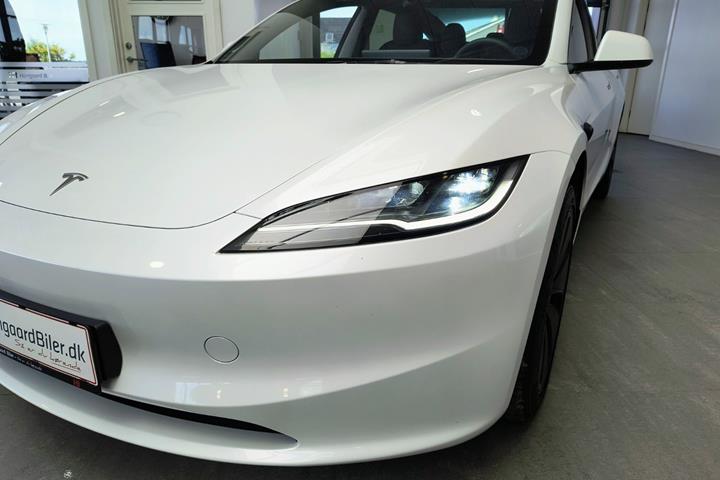 Hvid Tesla Model 3 fra 2024
