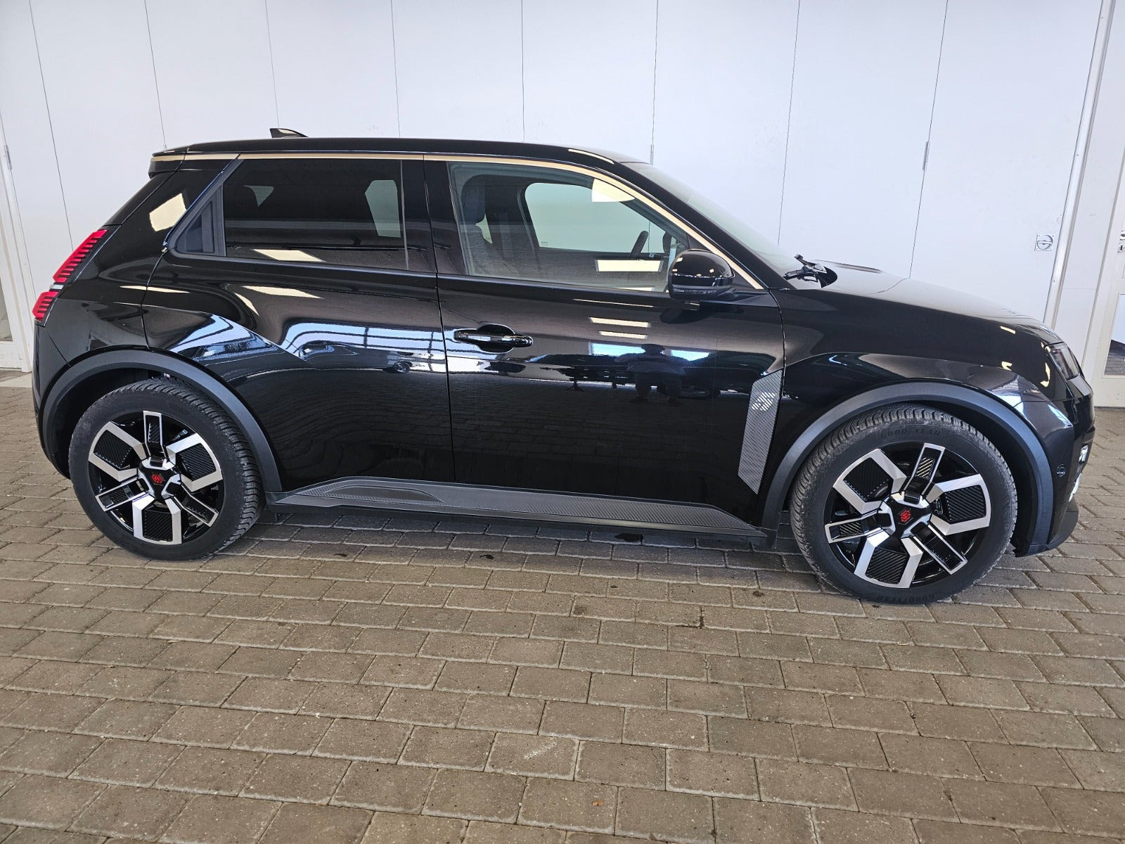 Sort Renault 5 E-Tech fra 2025