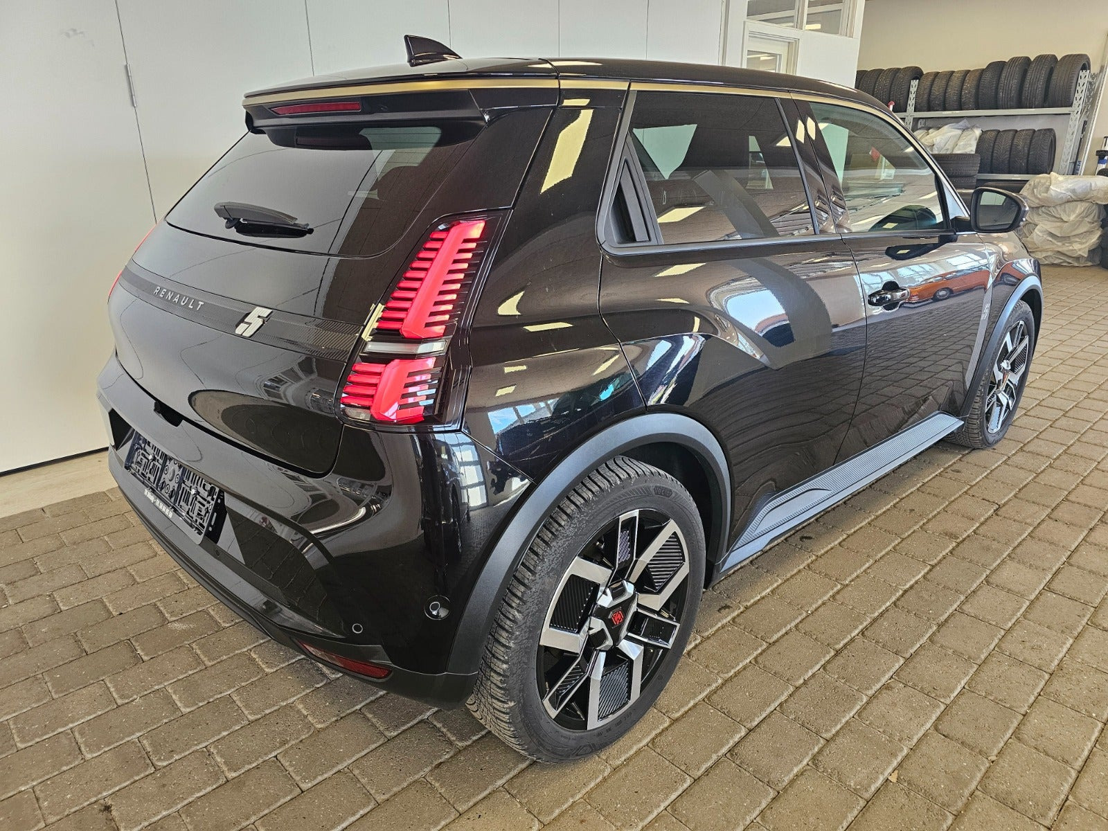 Sort Renault 5 E-Tech fra 2025