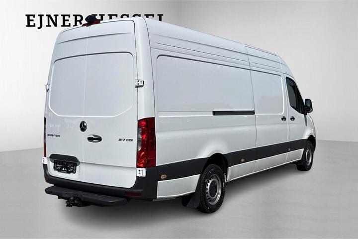 Hvid Mercedes Sprinter 317 fra 2025