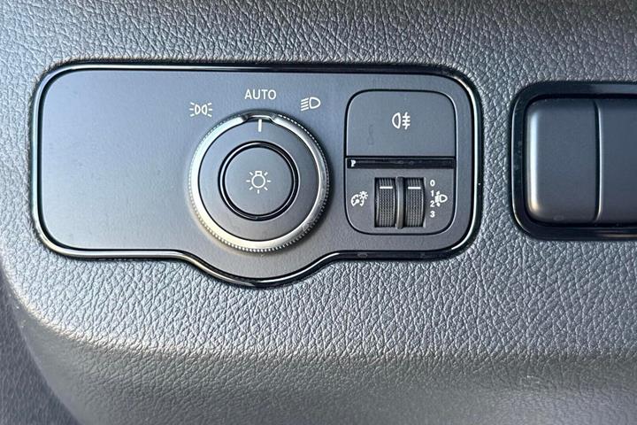 Hvid Mercedes Sprinter 317 fra 2025