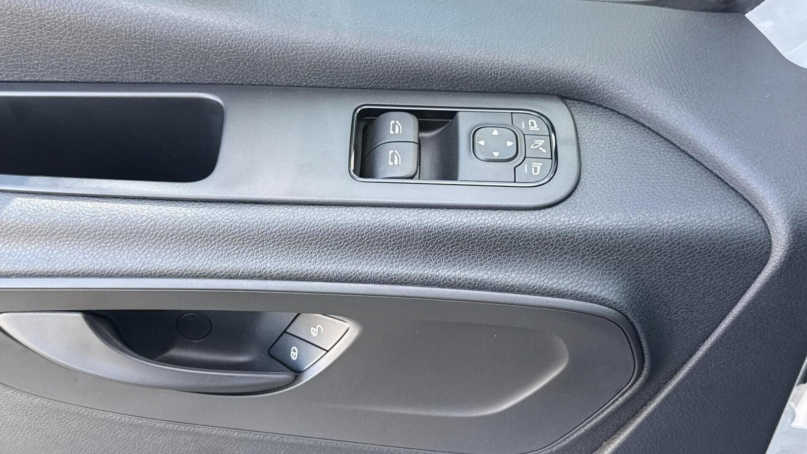 Hvid Mercedes Sprinter 317 fra 2025