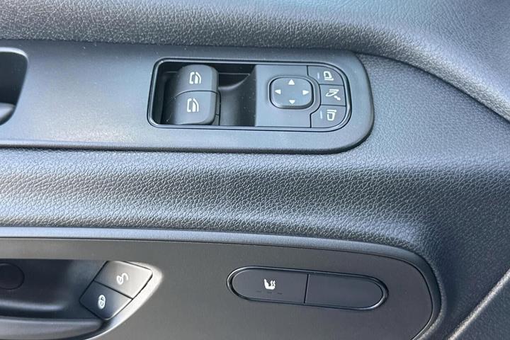 Hvid Mercedes Sprinter 317 fra 2025