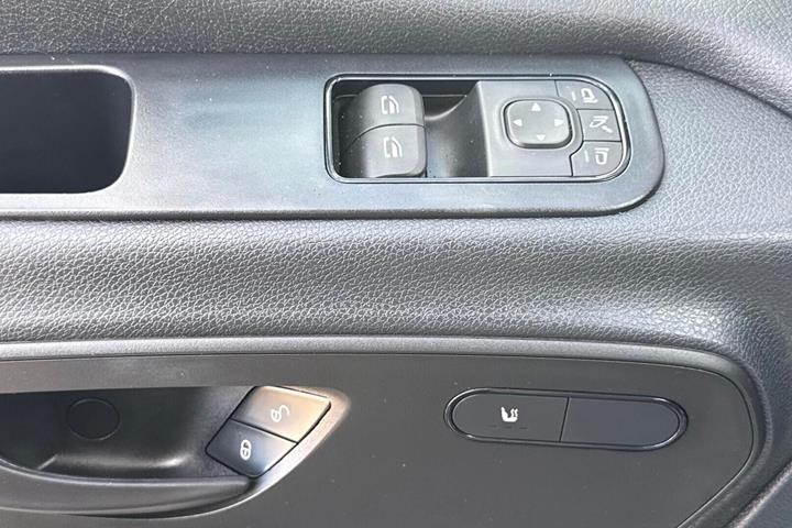 Hvid Mercedes Sprinter 317 fra 2025