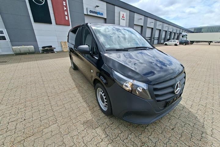 Sort Mercedes Vito 114 fra 2024