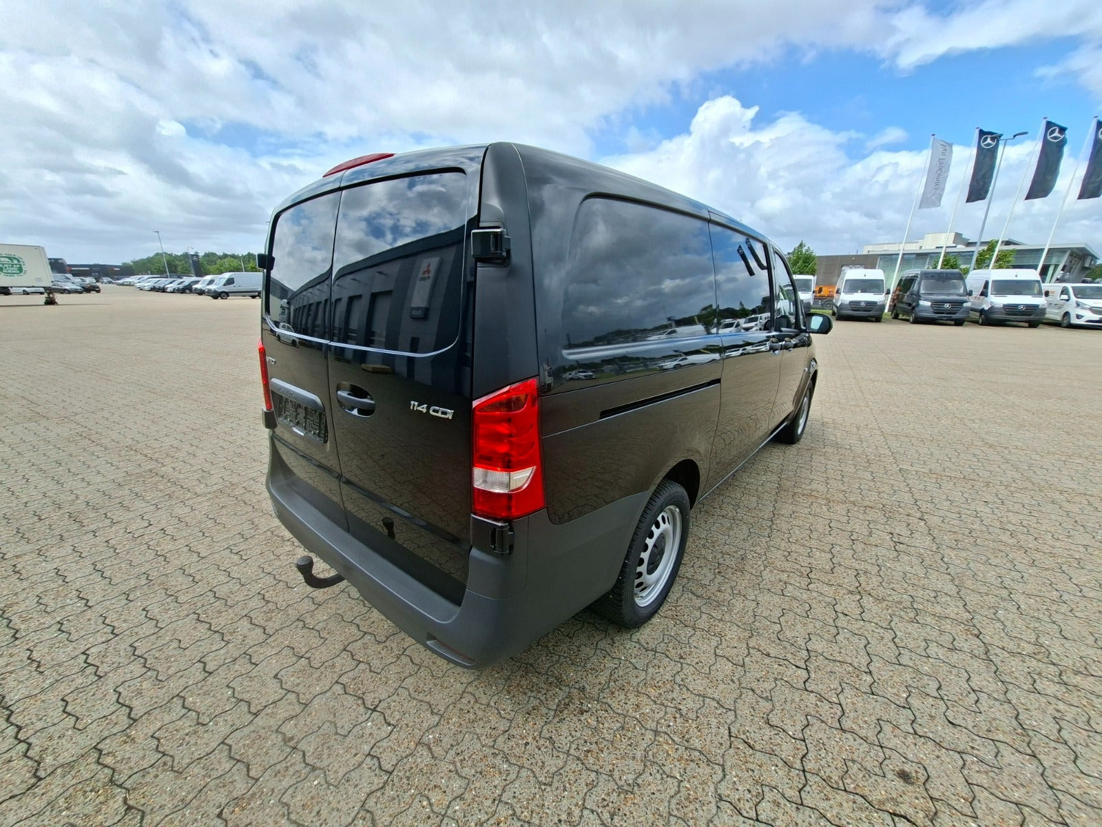 Sort Mercedes Vito 114 fra 2024