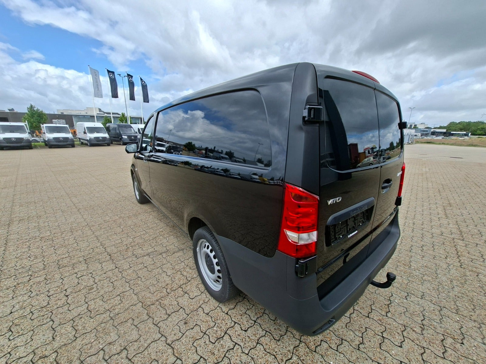 Sort Mercedes Vito 114 fra 2024