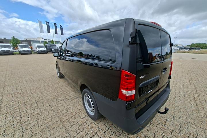 Sort Mercedes Vito 114 fra 2024