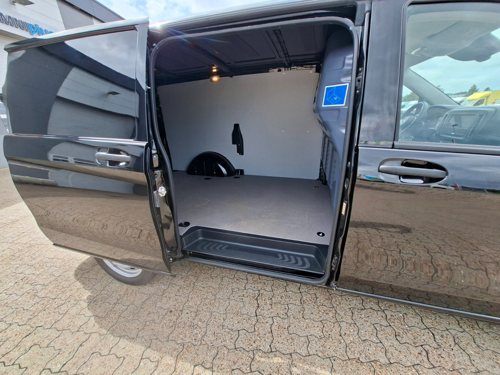 Sort Mercedes Vito 114 fra 2024
