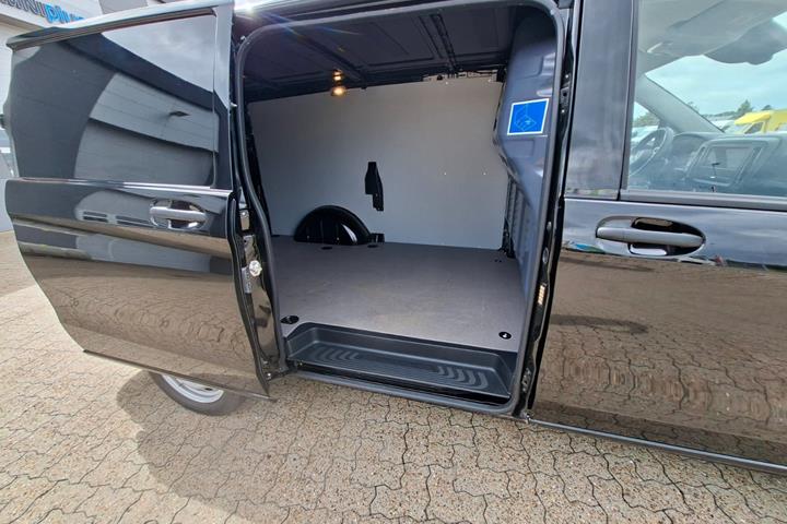 Sort Mercedes Vito 114 fra 2024