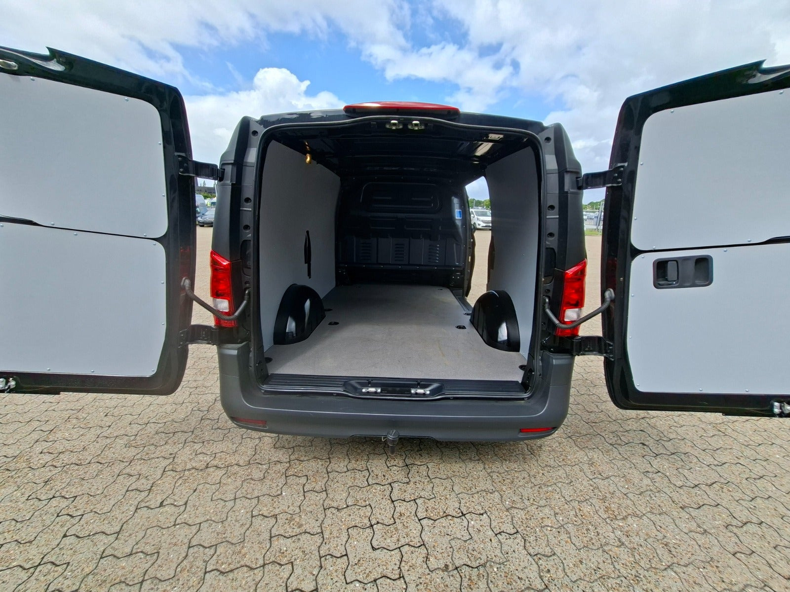 Sort Mercedes Vito 114 fra 2024
