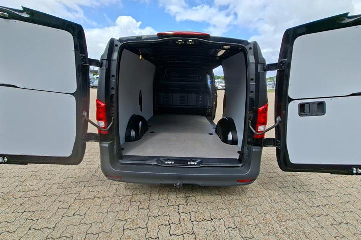 Sort Mercedes Vito 114 fra 2024