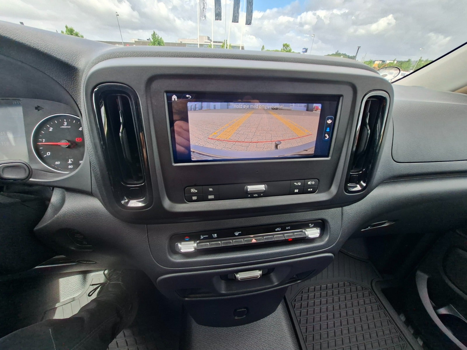 Sort Mercedes Vito 114 fra 2024