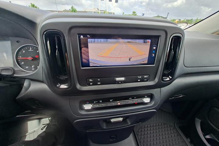 Sort Mercedes Vito 114 fra 2024