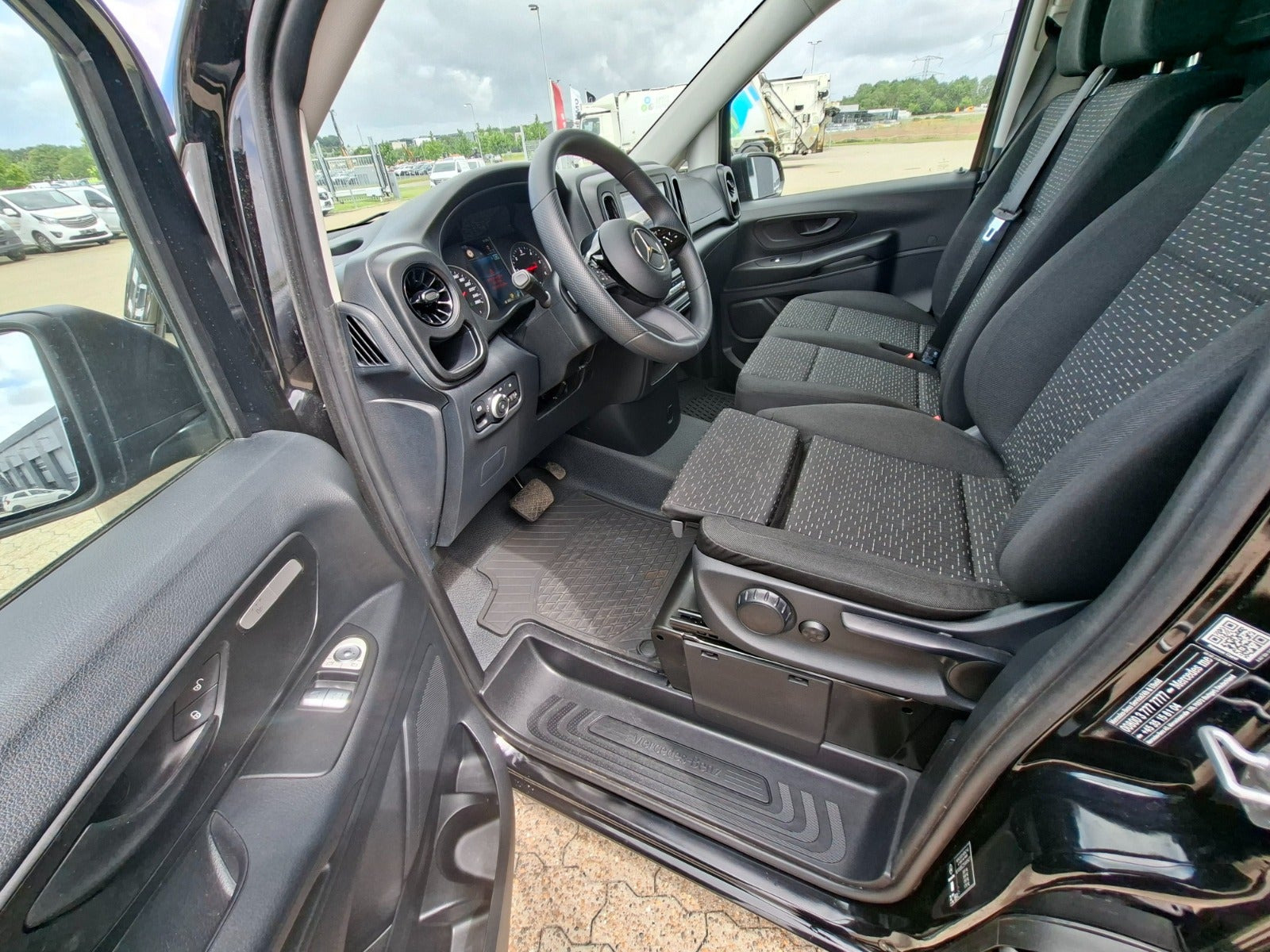 Sort Mercedes Vito 114 fra 2024