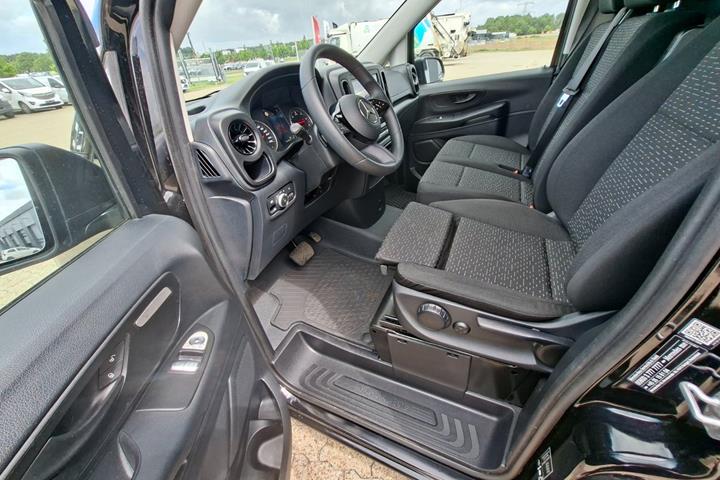 Sort Mercedes Vito 114 fra 2024