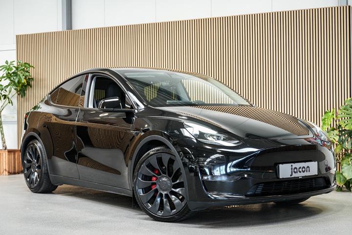 Sort Tesla Model Y fra 2023