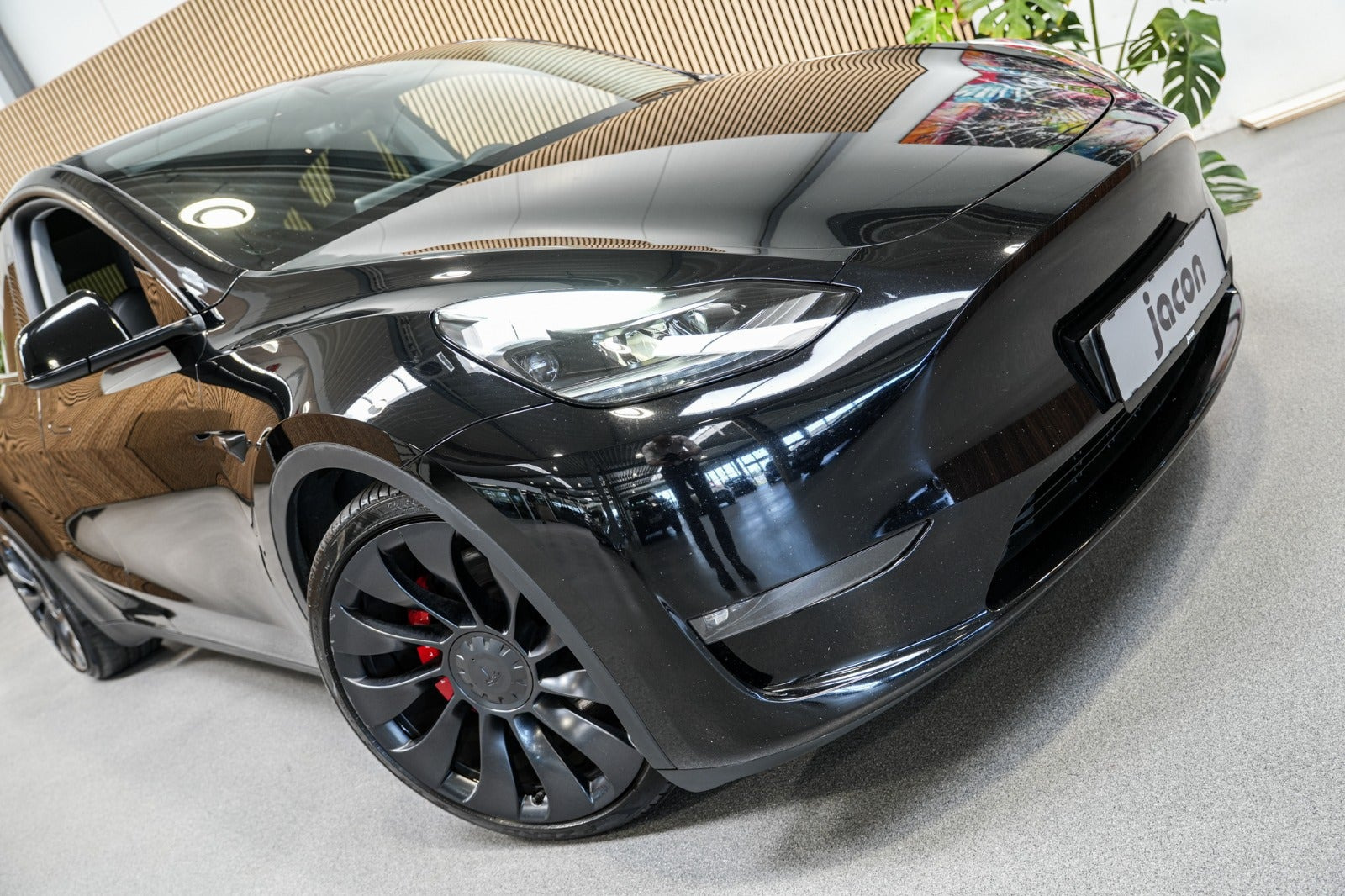 Sort Tesla Model Y fra 2023