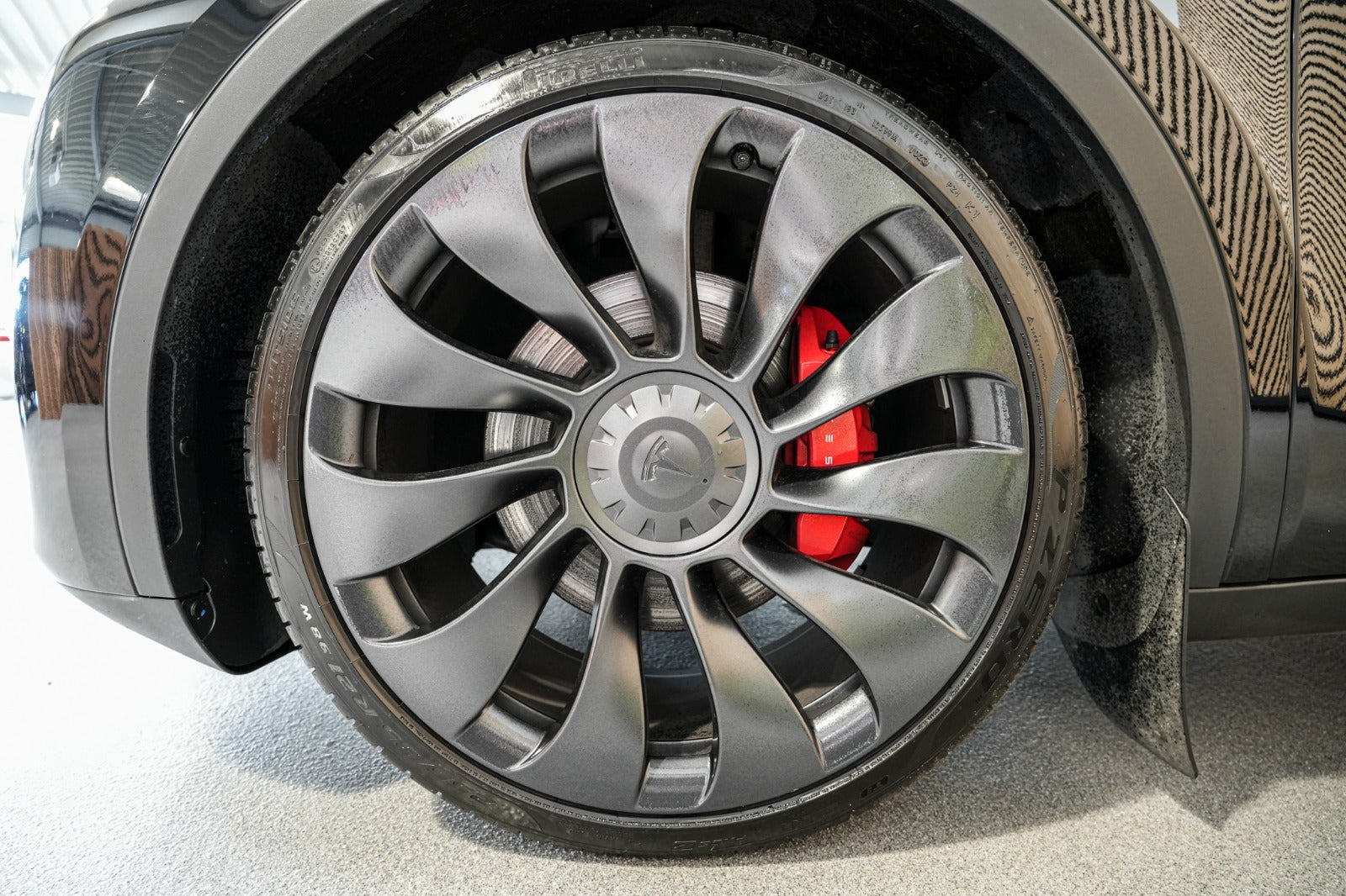 Sort Tesla Model Y fra 2023