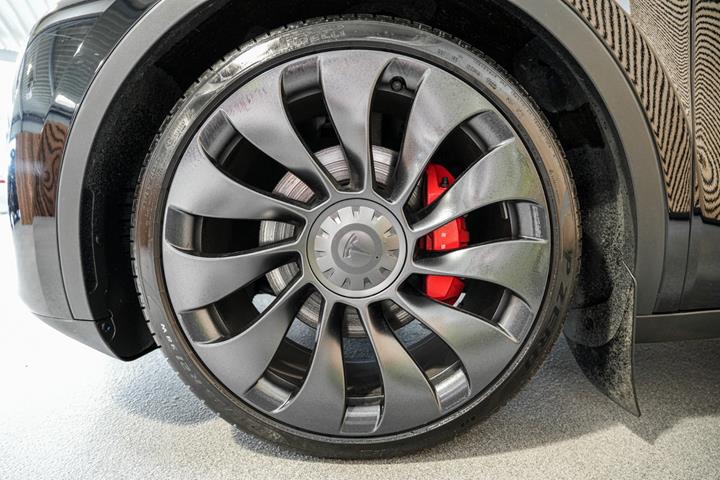 Sort Tesla Model Y fra 2023