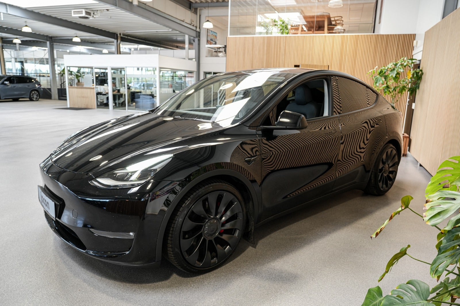 Sort Tesla Model Y fra 2023