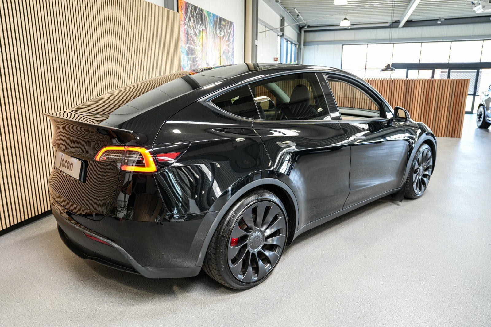 Sort Tesla Model Y fra 2023