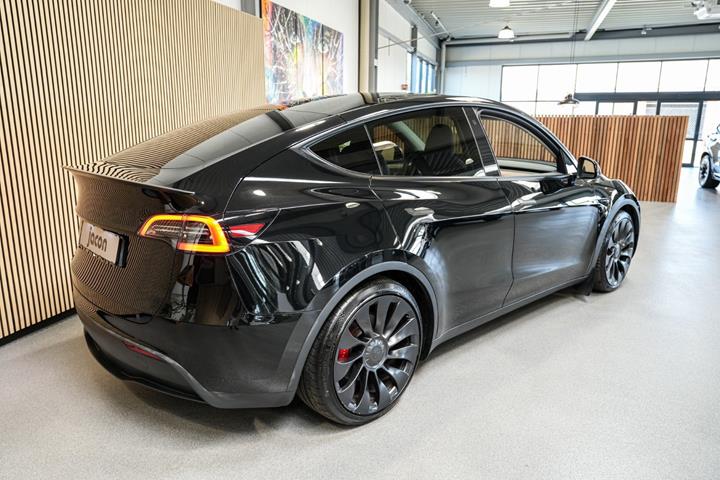 Sort Tesla Model Y fra 2023