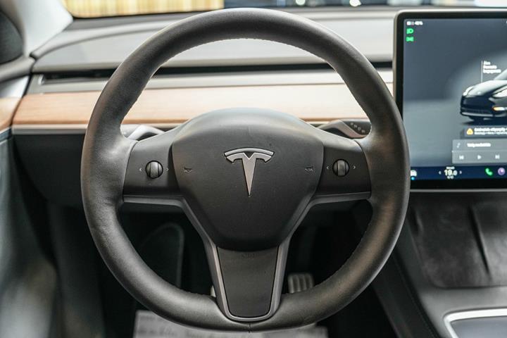 Sort Tesla Model Y fra 2023