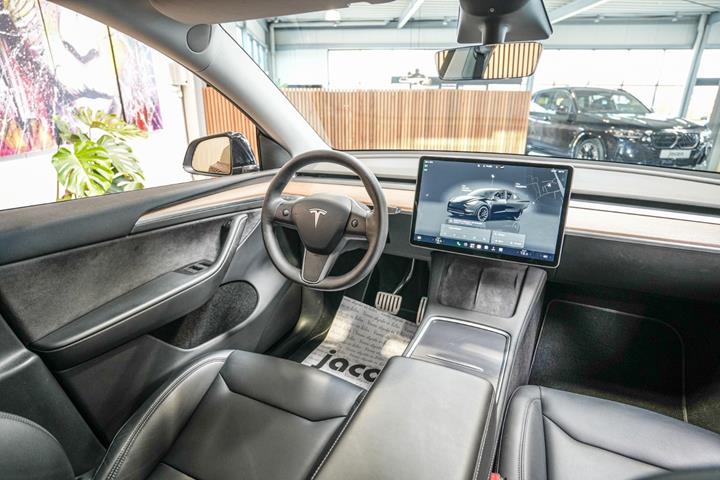 Sort Tesla Model Y fra 2023