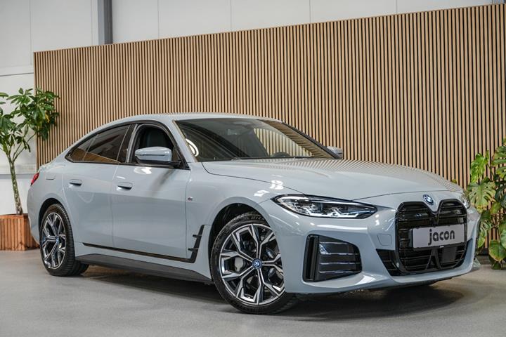 Grå BMW i4 fra 2023