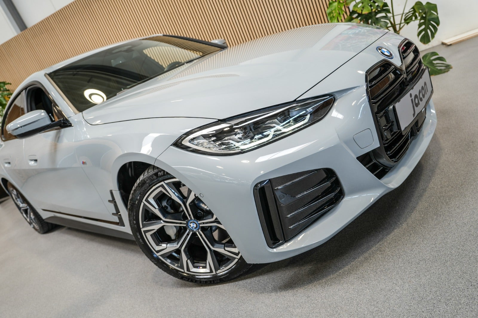 Grå BMW i4 fra 2023