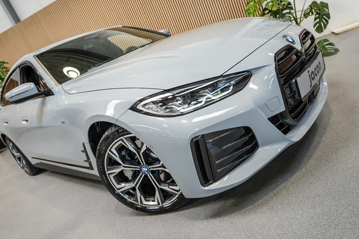 Grå BMW i4 fra 2023